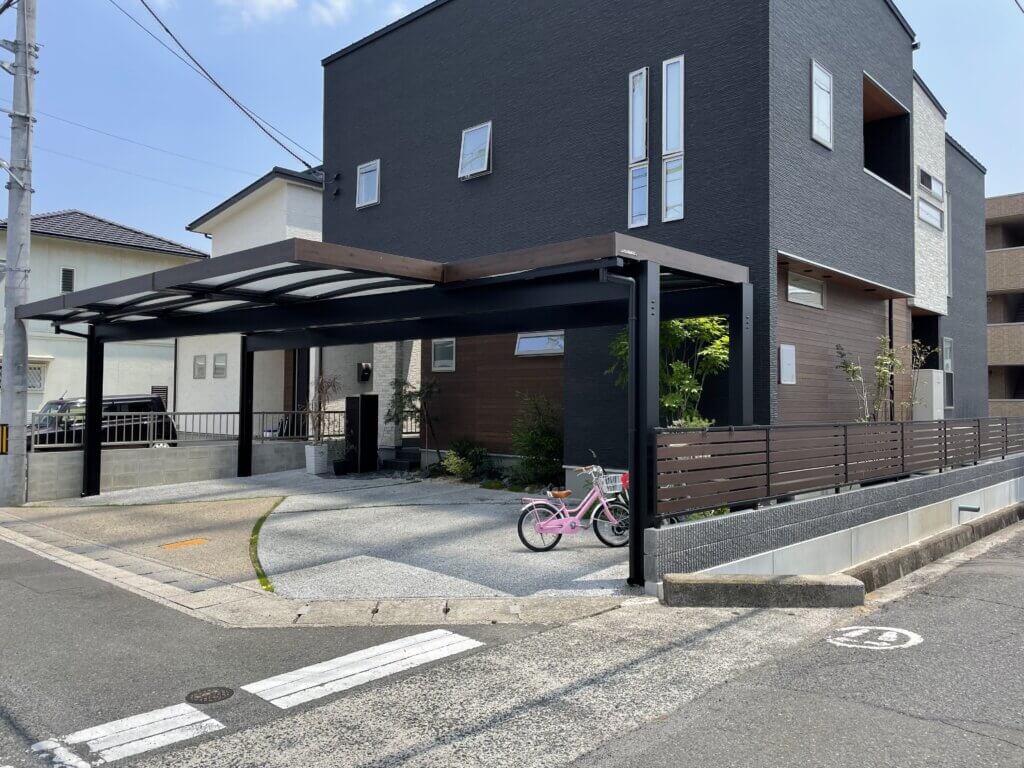 プラスGフレームのカーポートが目を引くデザイン外構