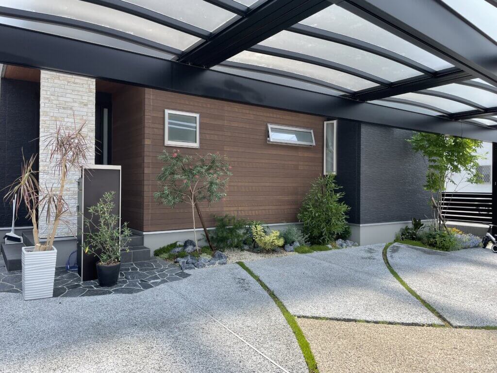 プラスGフレームのカーポートが目を引くデザイン外構