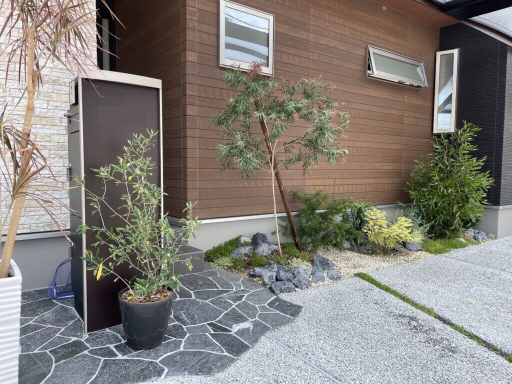 プラスGフレームのカーポートが目を引くデザイン外構