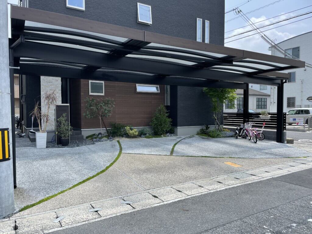 プラスGフレームのカーポートが目を引くデザイン外構