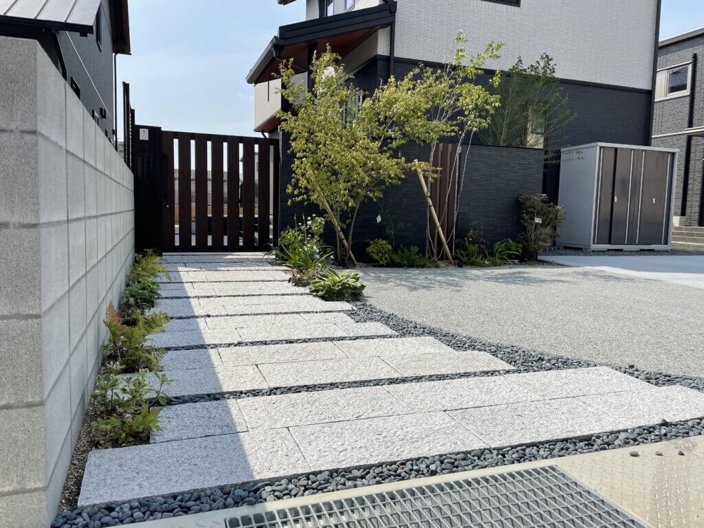 植栽と石畳の調和がとれたアプローチ玄関。