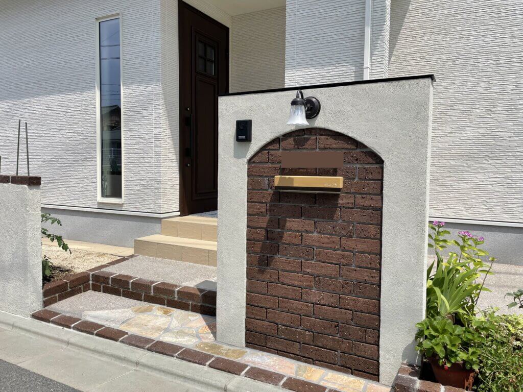 レンガのシックな色合いが印象的なおとなかわいい門袖。