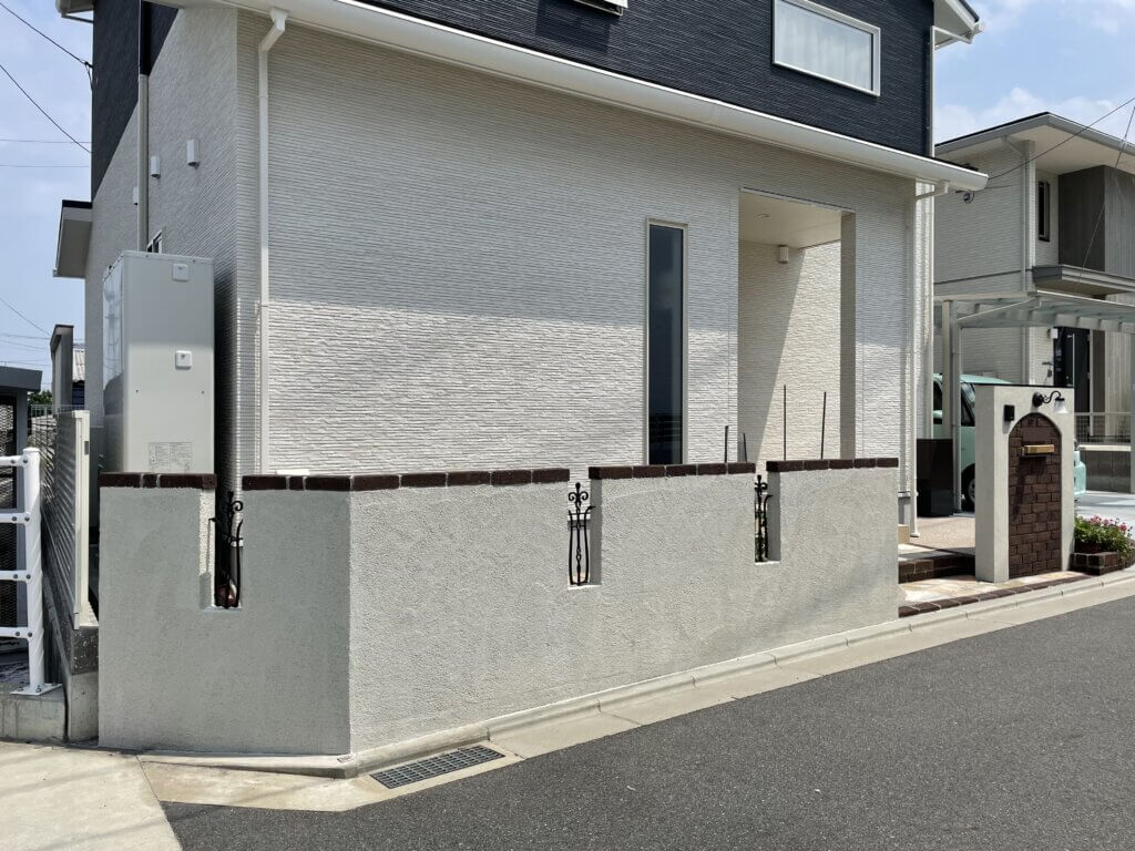 やさしい雰囲気をつくりだすアンティ―ク調の門塀