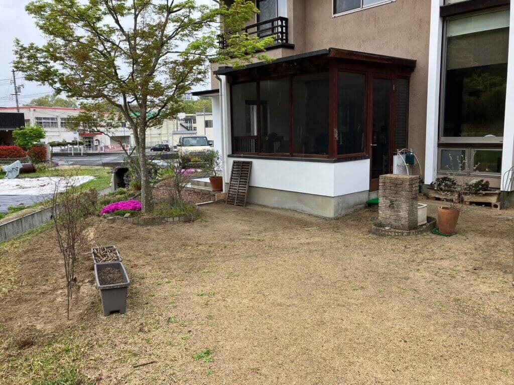 タイルと乱形石の色味を合わせる一体感あるお庭。