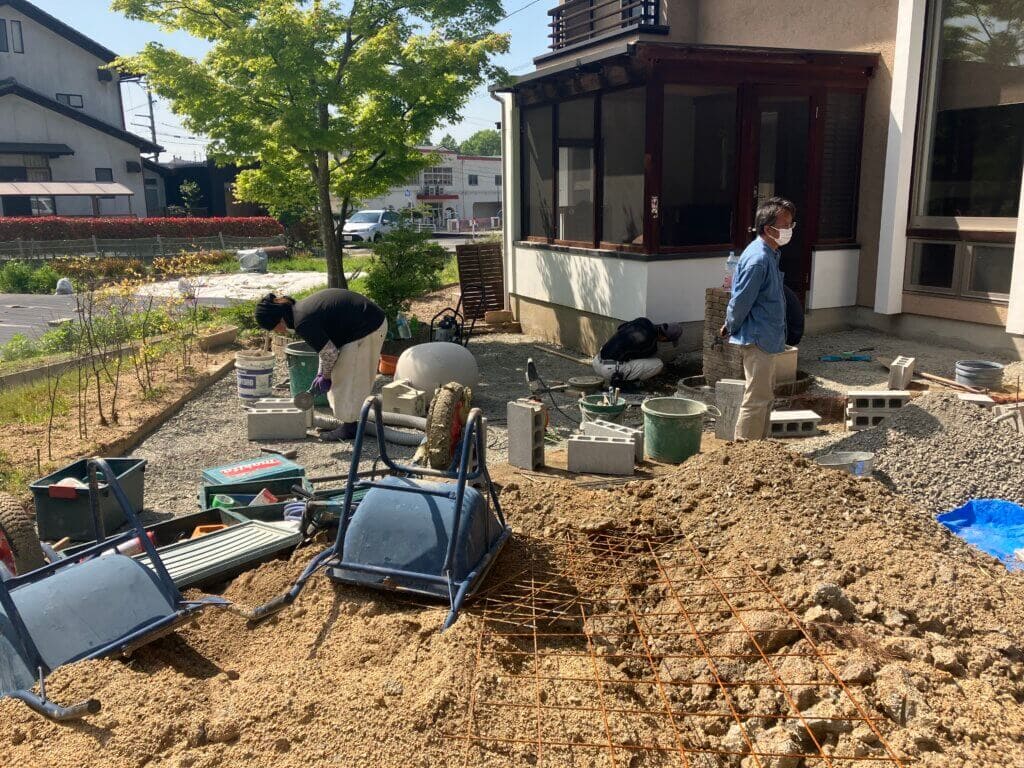 タイルと乱形石の色味を合わせる一体感あるお庭。