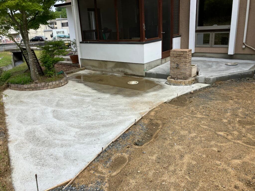 タイルと乱形石の色味を合わせる一体感あるお庭。