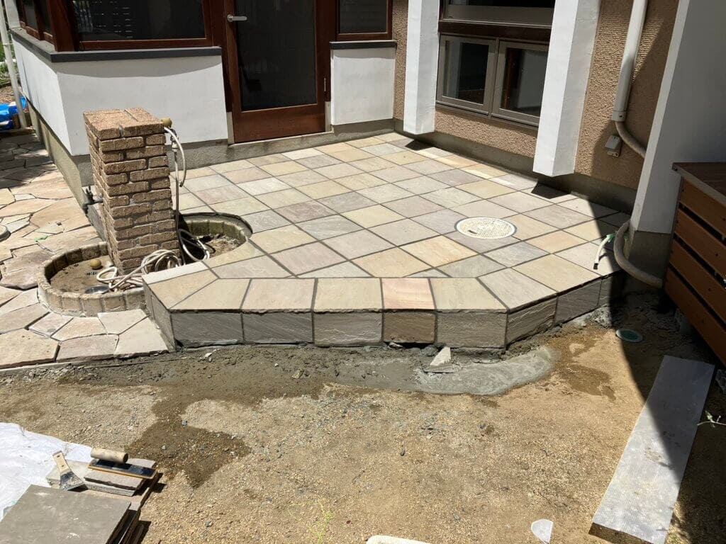 タイルと乱形石の色味を合わせる一体感あるお庭。