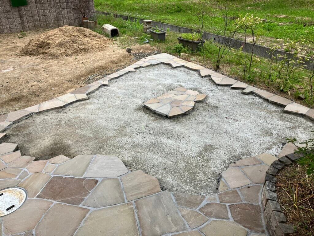 タイルと乱形石の色味を合わせる一体感あるお庭。