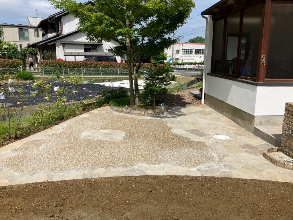 タイルと乱形石の色味を合わせる一体感あるお庭。