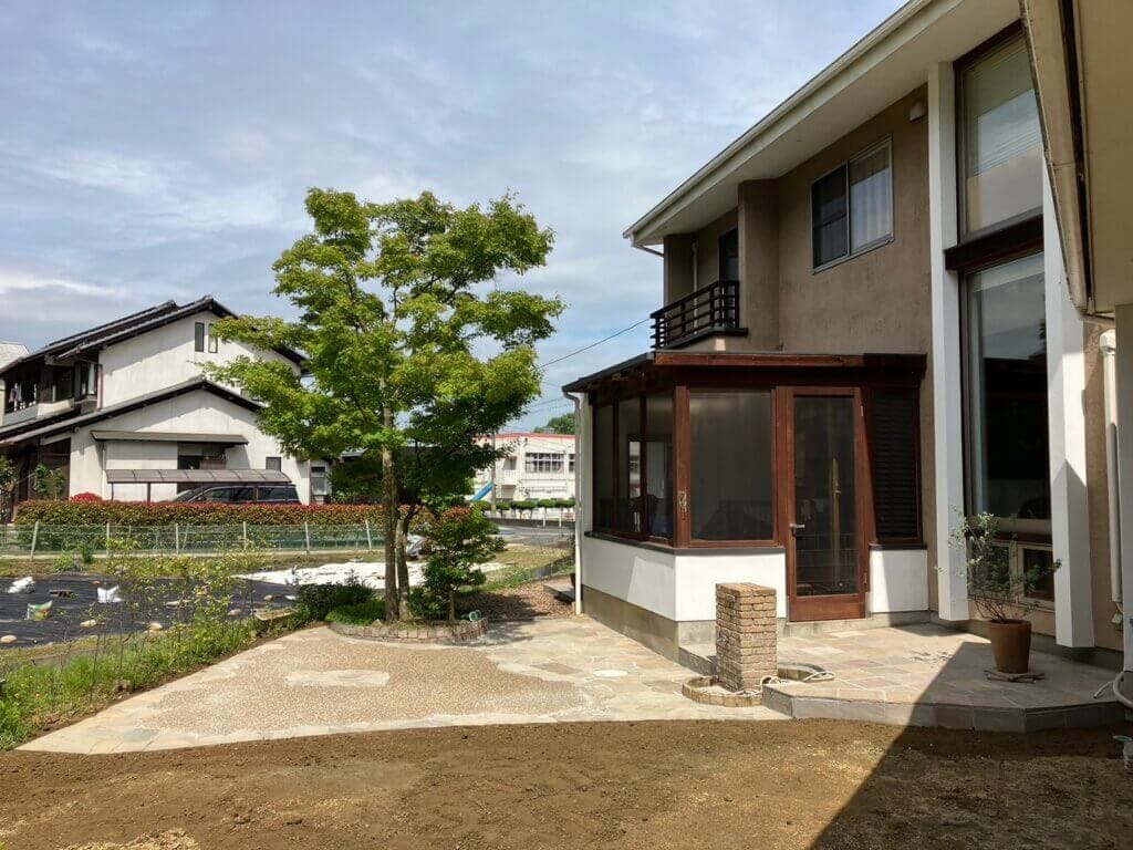 タイルと乱形石の色味を合わせる一体感あるお庭。