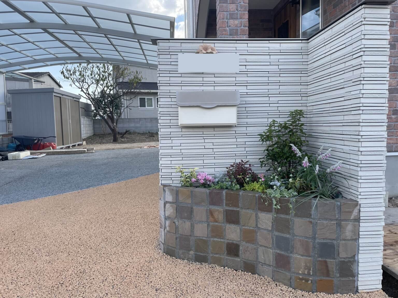 門柱と石材の花壇で植栽が彩るエクステリア