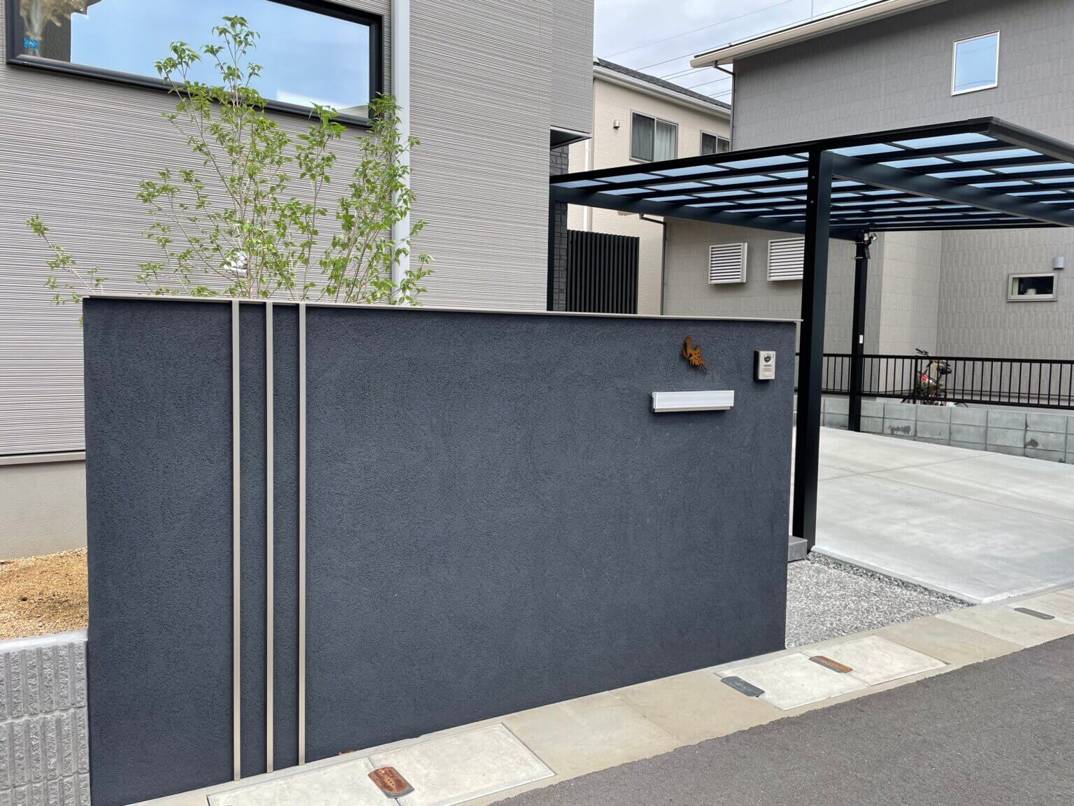 黒を基調とした存在感たっぷりの門袖