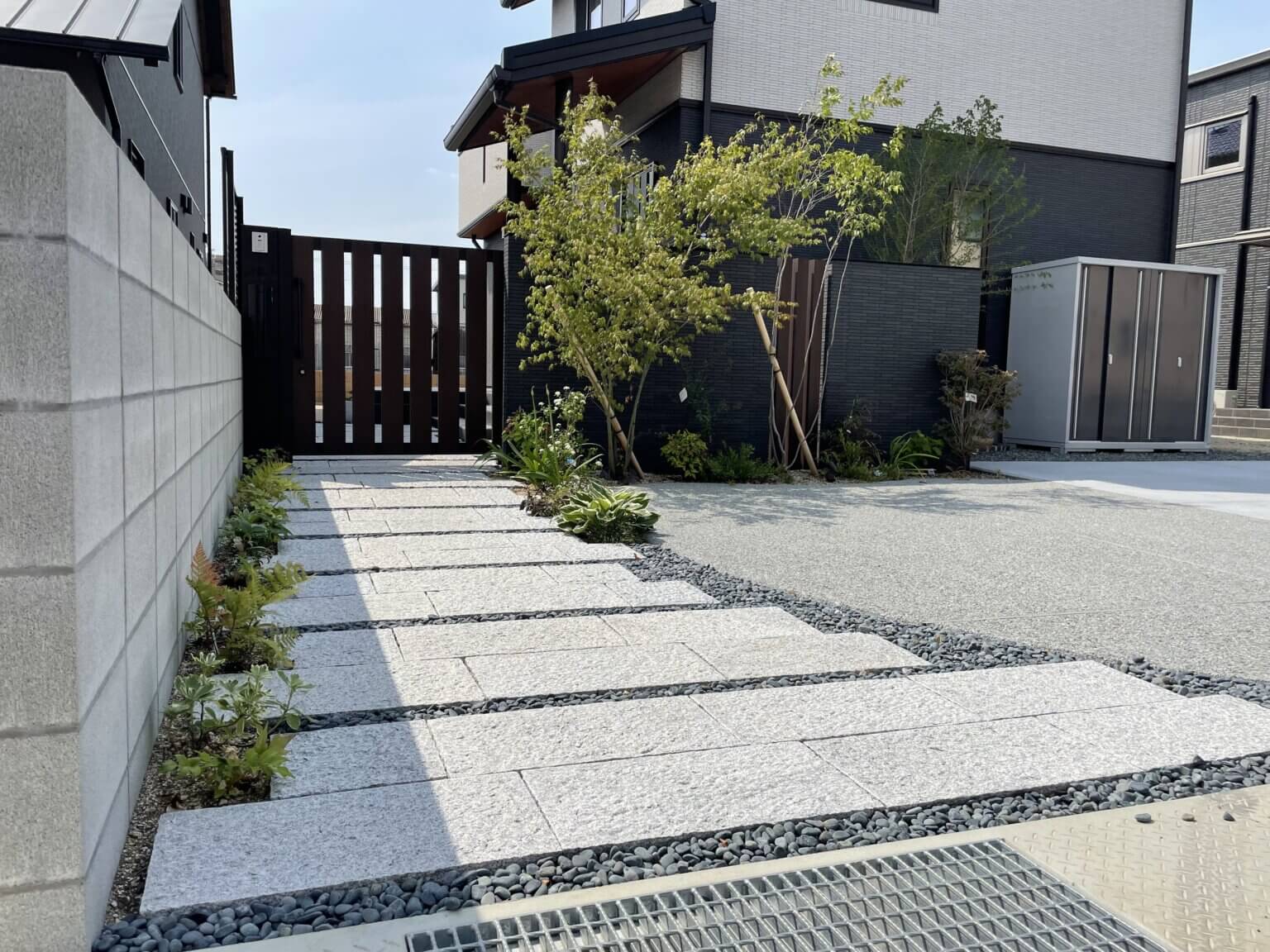 植栽と石畳の調和がとれたアプローチ玄関。