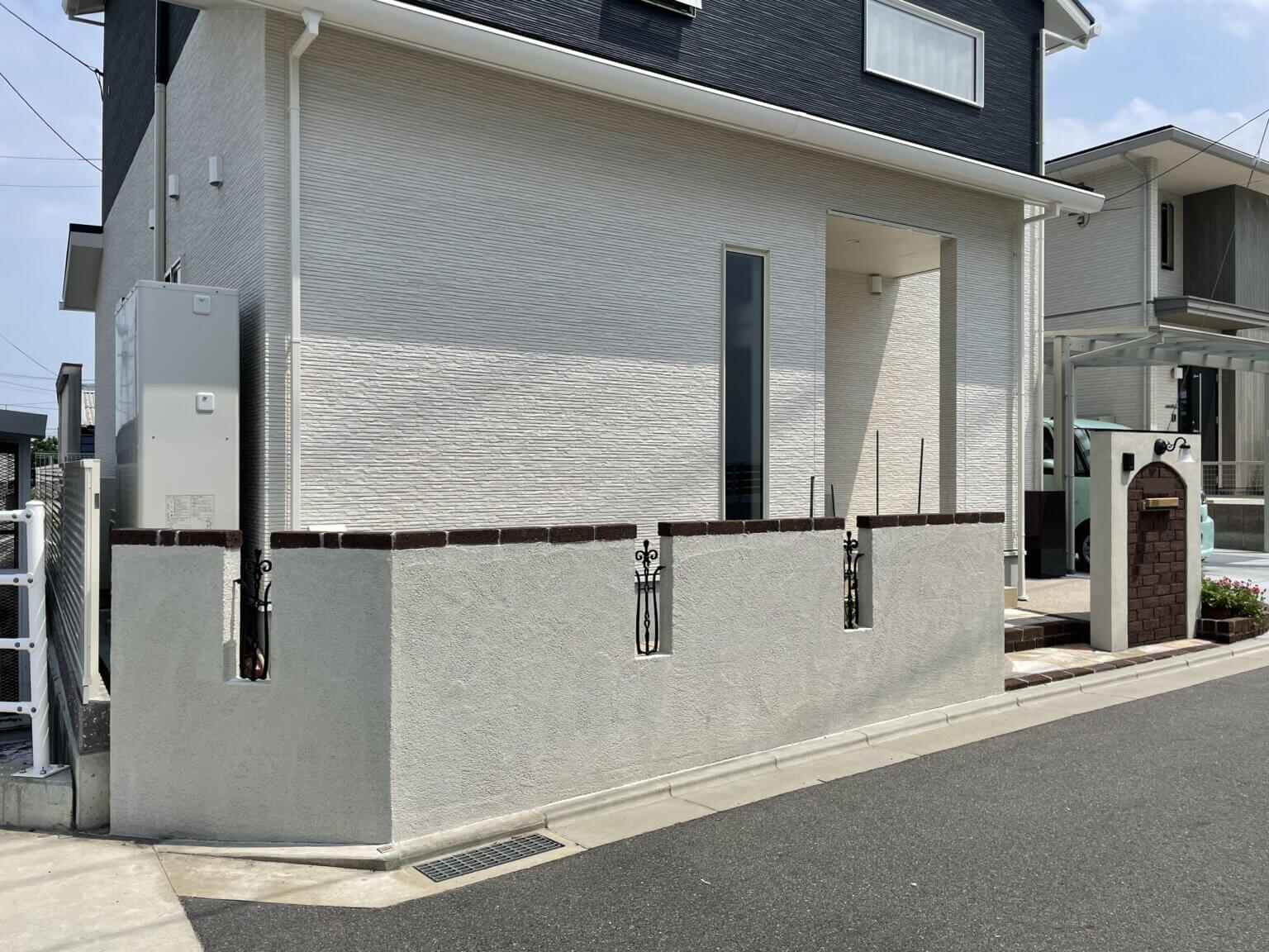 やさしい雰囲気をつくりだすアンティ―ク調の門塀