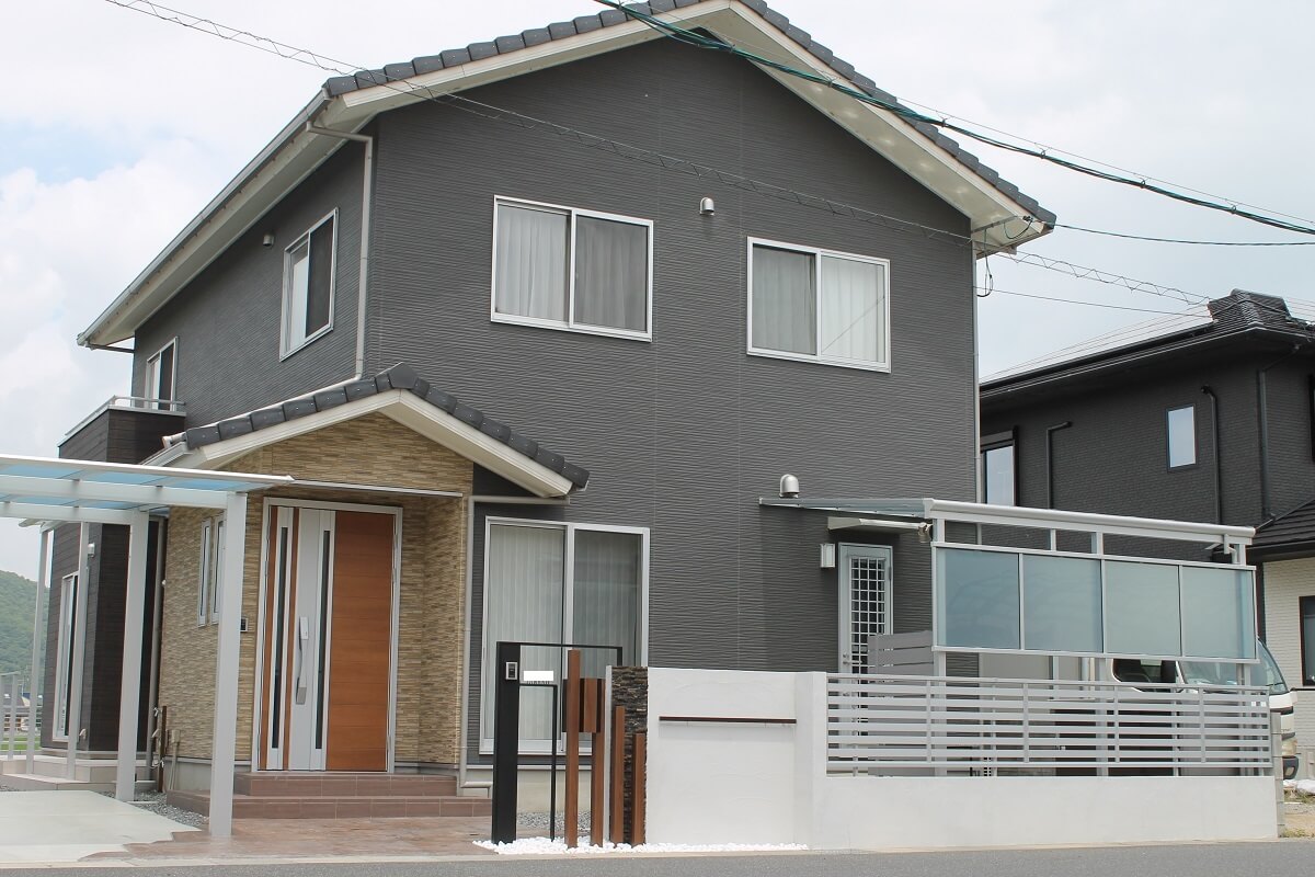 オリジナリティを求められた門柱とアプローチ