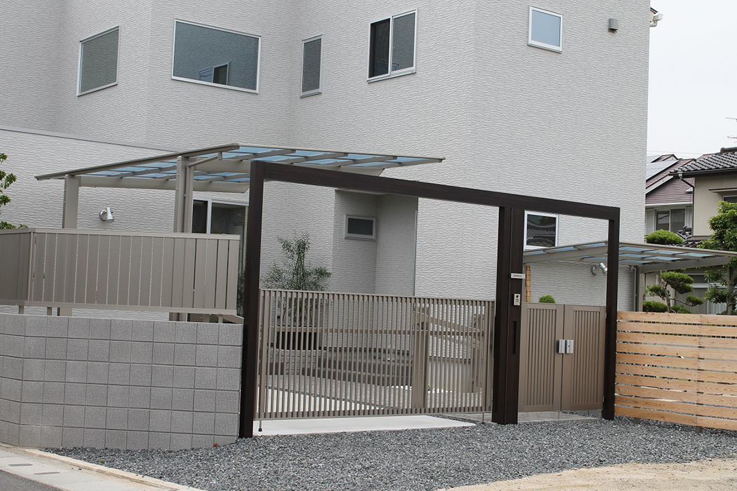 新築のエクステリア施工事例【ガレージと庭の共存】