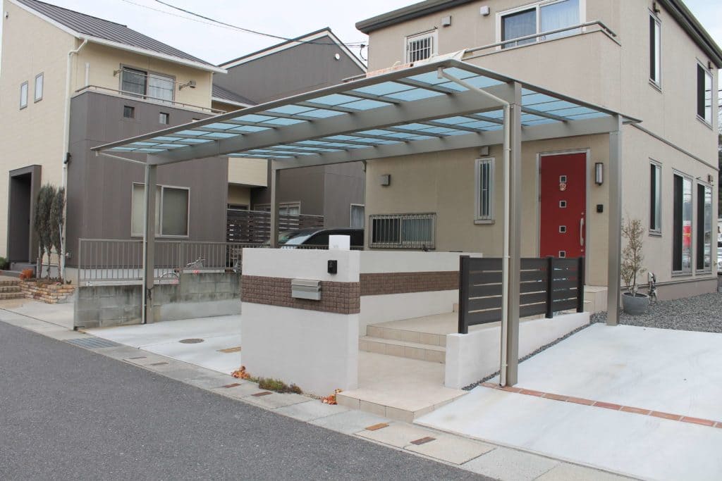 車庫とアプローチを一つの屋根で融合