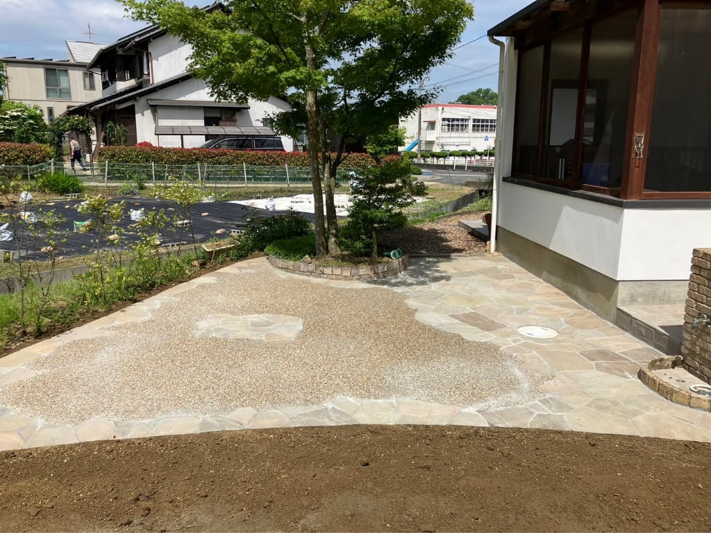 タイルと乱形石の色味を合わせる一体感あるお庭。